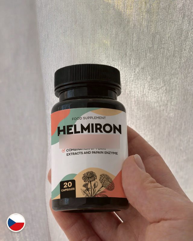Lahvička Helmiron v ruce u záclony, etiketa s názvem a kresbou rostlin