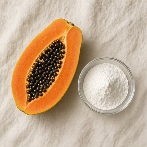 Félbevágott papaya és egy tálka por